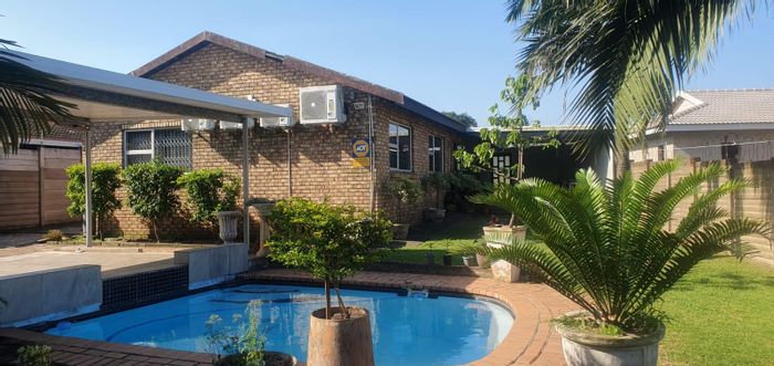 Birdswood House For Sale: Open-plan kitchen, pool, air-conditioned bedrooms, load-shedding ready.