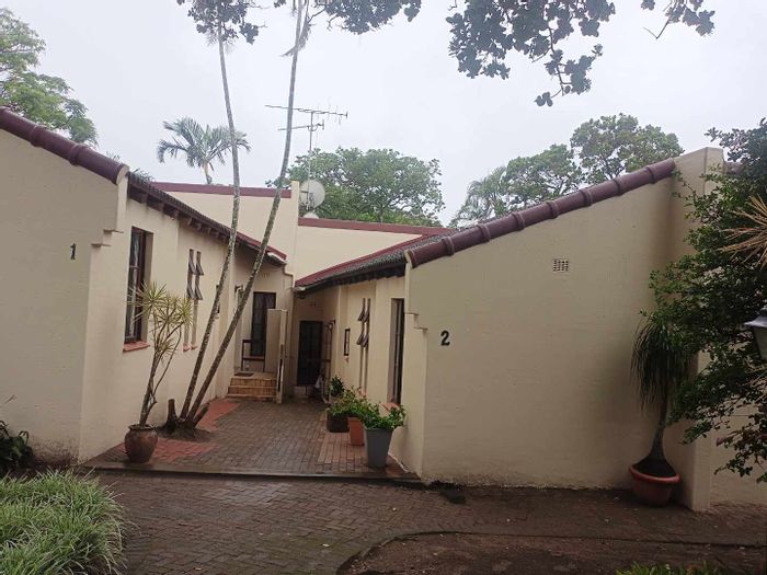 For Sale: Townhouse in Manaba Beach with 3 bedrooms, study, and garden.