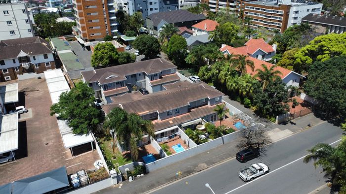 For Sale: Townhouse in Musgrave with pool, garden, garage, and central location.