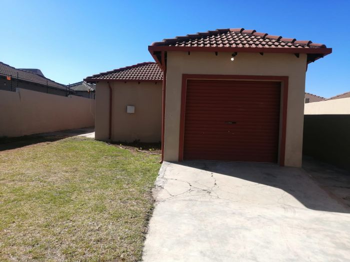 3-Bedroom House to Rent in Alveda Park with garage and spacious yard.