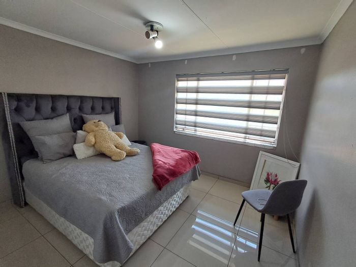 Meredale Townhouse For Sale: 2 beds, 1 bath, pools, security, parking.