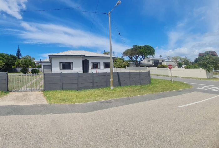 Property #2143103, House pending sale in Mossel Bay Central