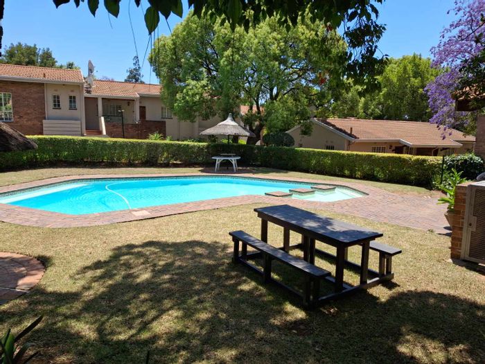 Garden Apartment To Rent in Sandown: 2 beds, pool, braai area, secure parking.