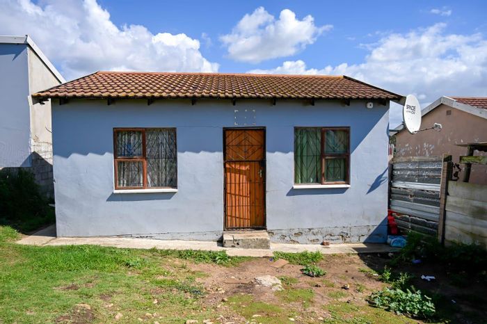 2-Bedroom House For Sale in Bloemendal with spacious yard and open-plan living.