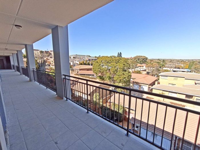 Ferndale Apartment To Rent: 1-bedroom penthouse with balcony, secure parking, and amenities.