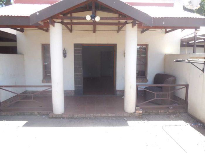 Cottage to Rent in Silverton: 1 bed, 1 bath, covered parking, near school.