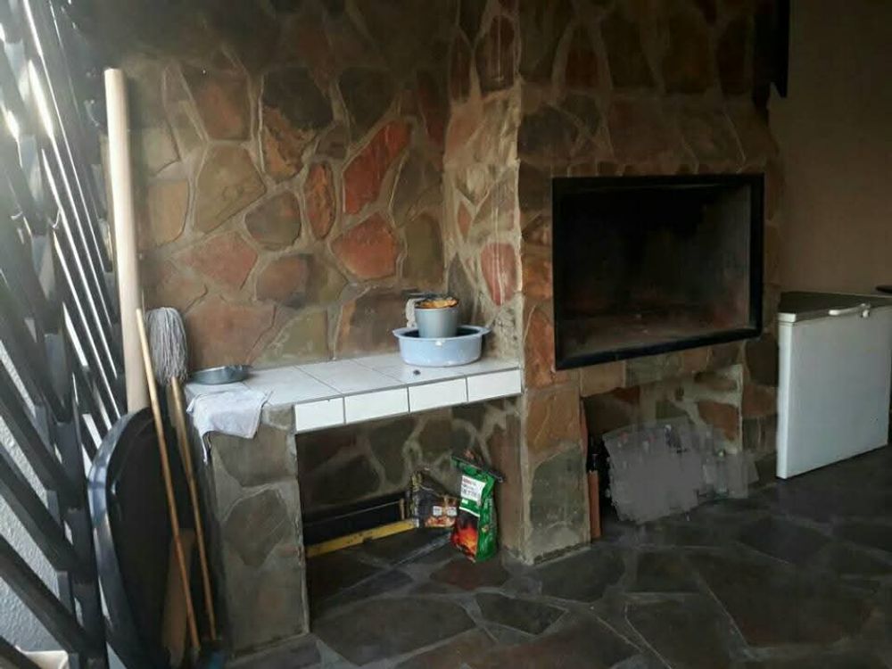 ENCLOSED BRAAI AREA