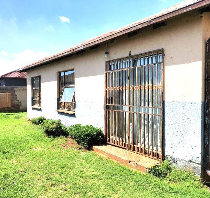 Dawn Park House For Sale: 3 bedrooms, flatlet, automated garage, spacious garden.