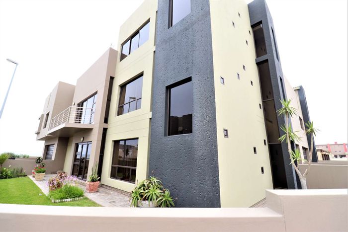 Property #2151678, Townhouse for sale in Mile 4
