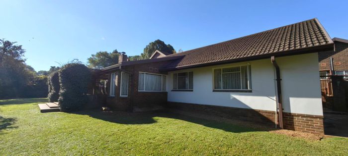 For Sale: House in Howick Central with 4 beds, landscaped acre, solar energy.