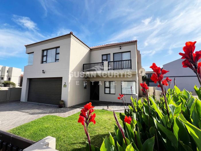 For Sale: Long Beach House with 3 Bedrooms, Indoor BBQ, and Spacious Yard.