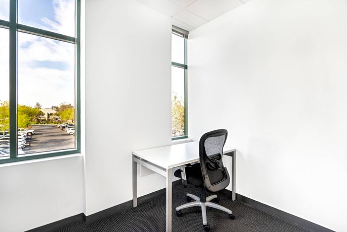 Office to Rent in Sunninghill: Private space, common area, flexible Regus membership.