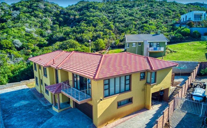 10-Bedroom House For Sale in Island View with Sea Views and Income Potential.