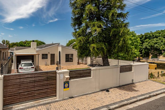 Claremont House For Sale: 3 Bedrooms, garden, garage, secure parking, mountain views.