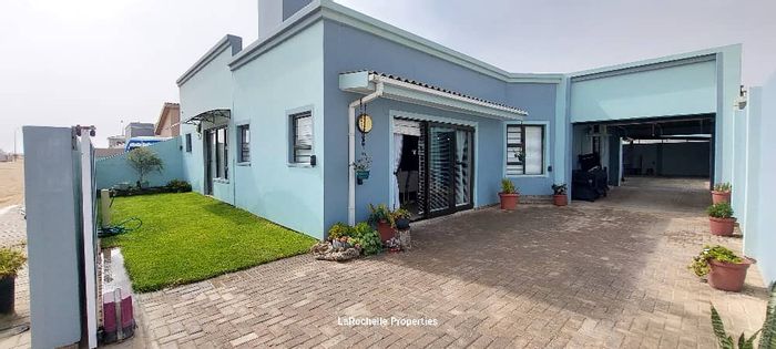 Spacious Family Home for Sale in Henties Bay Central with Modern Amenities!