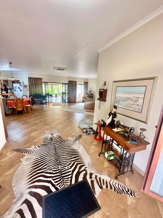 House For Sale in Omaruru Central: 3 Bedrooms, 2 Flats, Spacious Garden.