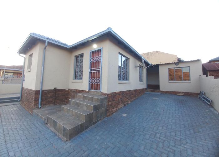 Atteridgeville Home for Sale: 2 Bedrooms, Prepaid Electricity, Near Amenities!