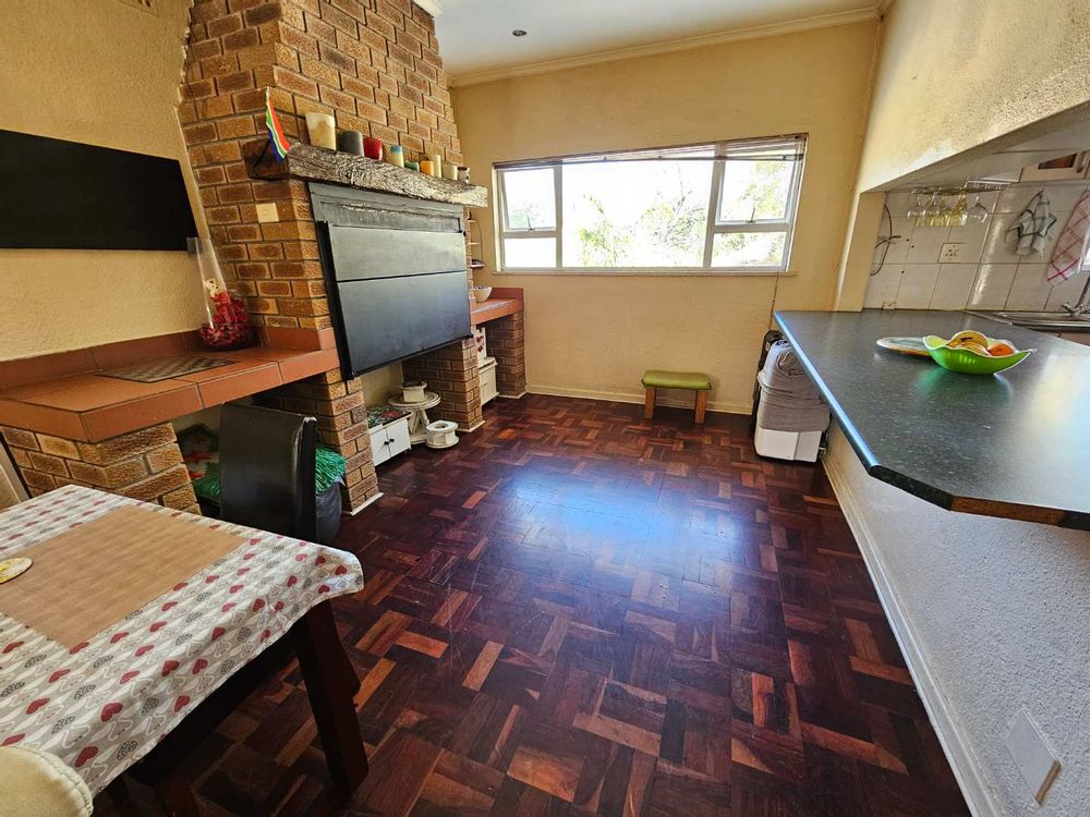 Braai room, connecting with kitchen and breakfast nook.