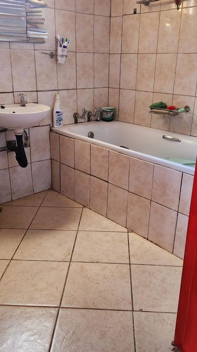 For Sale: House in Rosslyn with 3 bedrooms, outdoor room, and double garage.