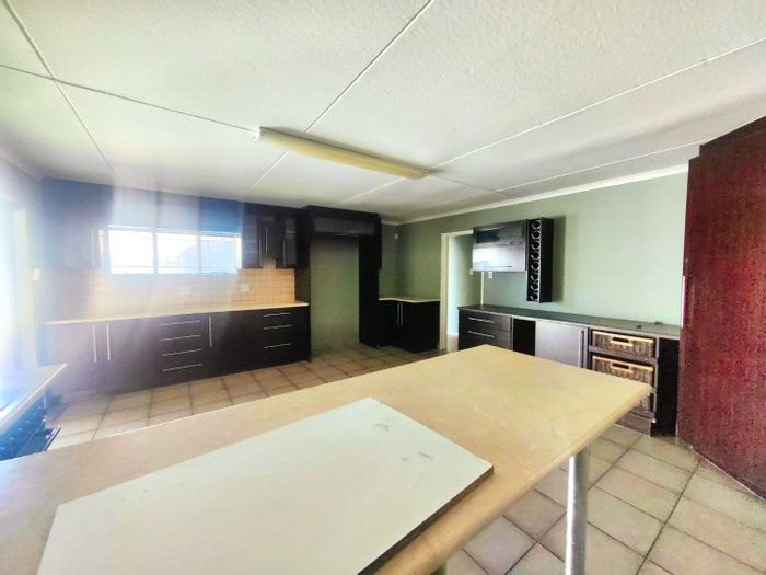 For Sale: Olympia House with 4 Bedrooms, Pool, and Separate Flat for Income.