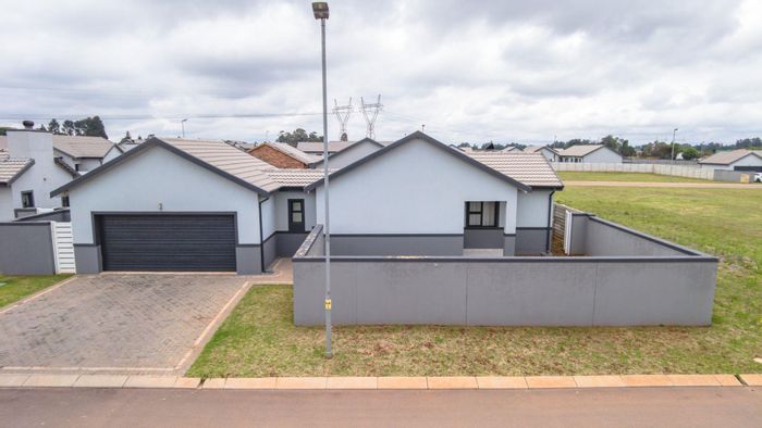 Rynfield House To Rent: 3 beds, secure complex, double garage, braai area.