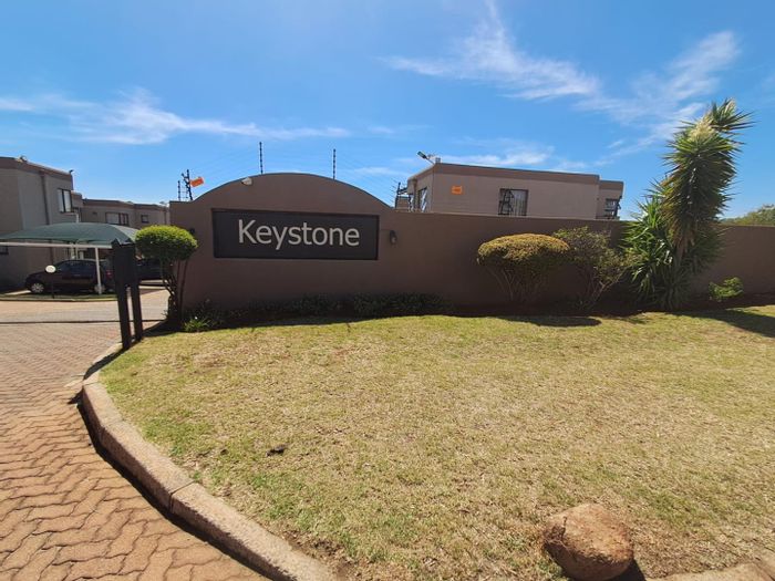 Glenvista Townhouse For Sale: 2 bedrooms, private balcony, carport, bond assistance available.