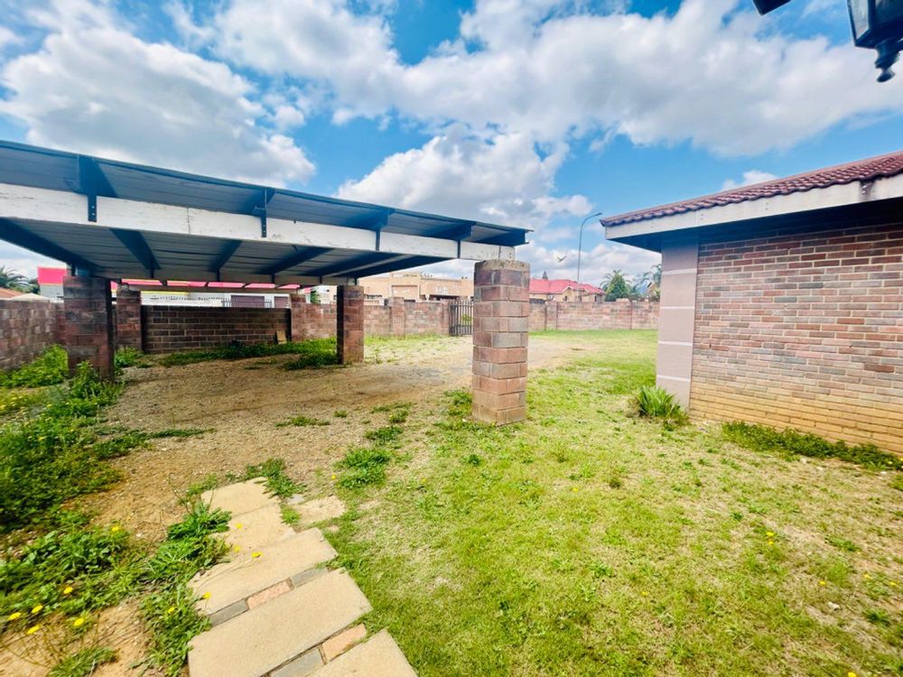 Vryheid Central House For Sale 4bed home, flatlets, secure, rental