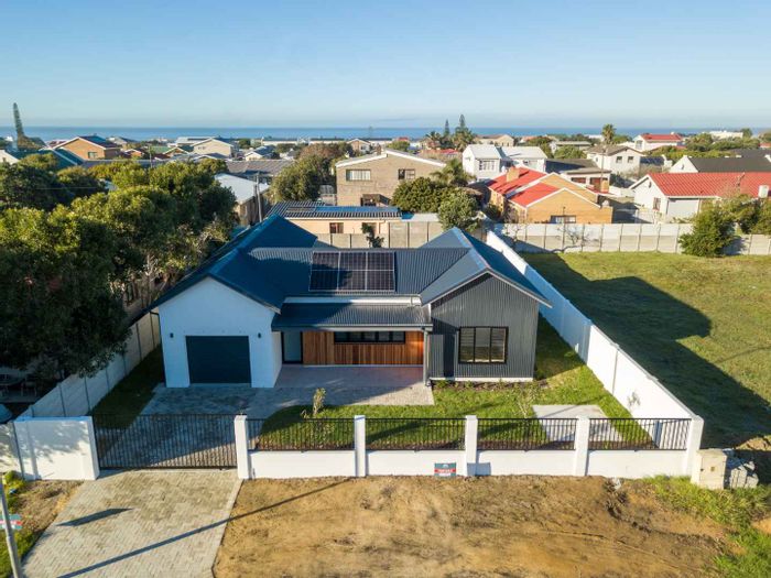 For Sale: 3-bedroom house in Kleinmond Central with garden, mountain views, and amenities.