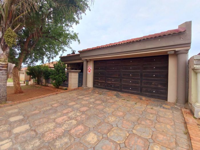 Elandspoort House For Sale: 3 bedrooms, double garage, braai areas, secure parking.