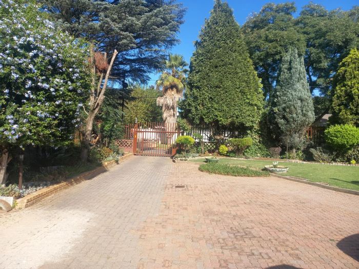 Cottage To Rent in Discovery: 1 bedroom, open-plan living, near amenities.