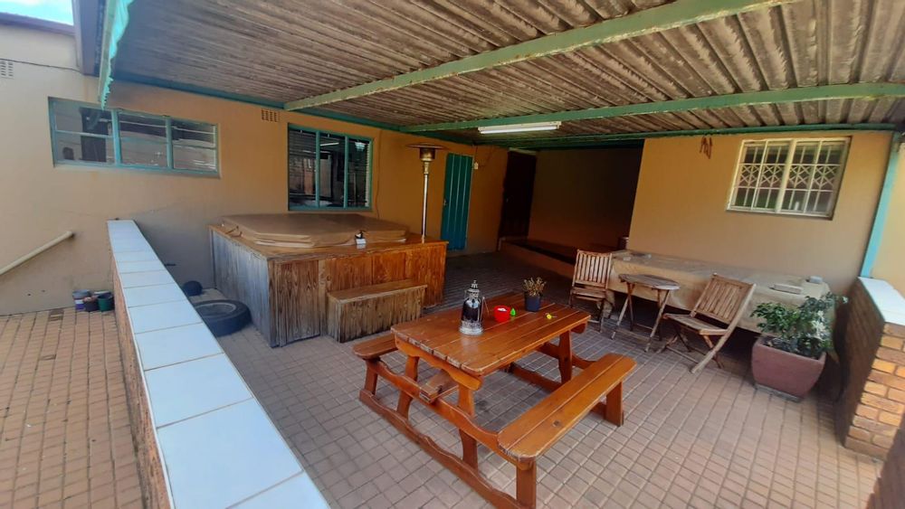 Jacuzzi and entertainment area