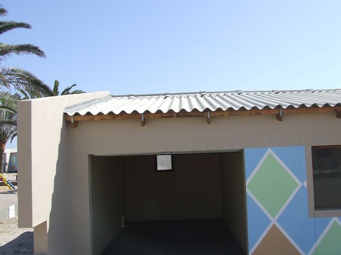 For Sale: Kuisebmond Townhouse with 2 bedrooms, garage, and lounge. N$430,000.