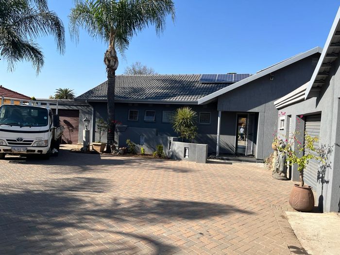 For Sale: House in Vanderbijlpark South East 1 with pool, gym, and solar panels.