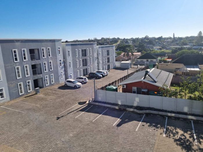For Sale: Apartment in Cambridge West with 3 bedrooms, secure complex, open parking.