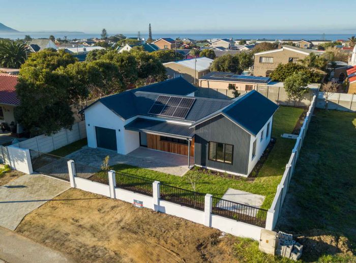 For Sale: 3-bedroom house in Kleinmond Central with garden, mountain views, and amenities.