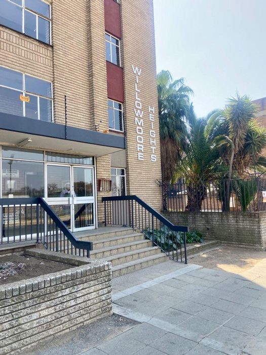 For Sale: Apartment in Benoni Central with 2 bedrooms, balcony, and kids' play area.