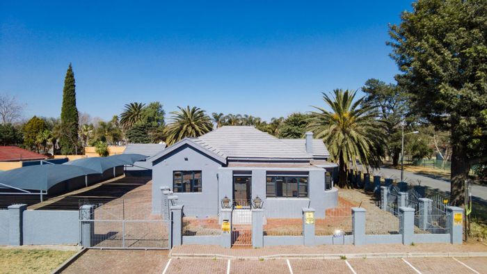 For Sale: Office in Benoni West with 4 offices, boardroom, and ample parking.