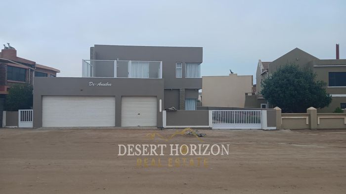 Versatile House in Noord Duin for Sale: 5 Bedrooms, BBQ Area, Attached Flat.