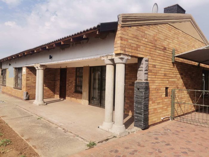 For Sale: Spacious 2-Bedroom House in Vanderbijlpark South West 1 with Pool and Garage.