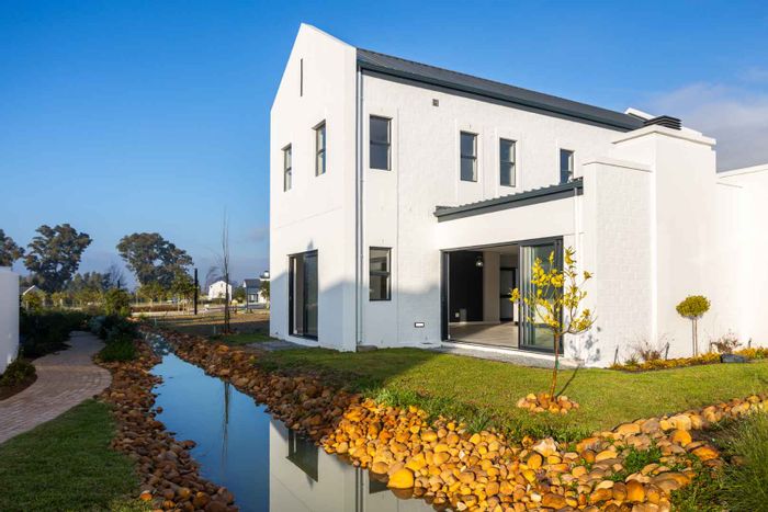 For Sale: House in Paarl Valleij Lifestyle Estate with solar, clubhouse, and green belt views.