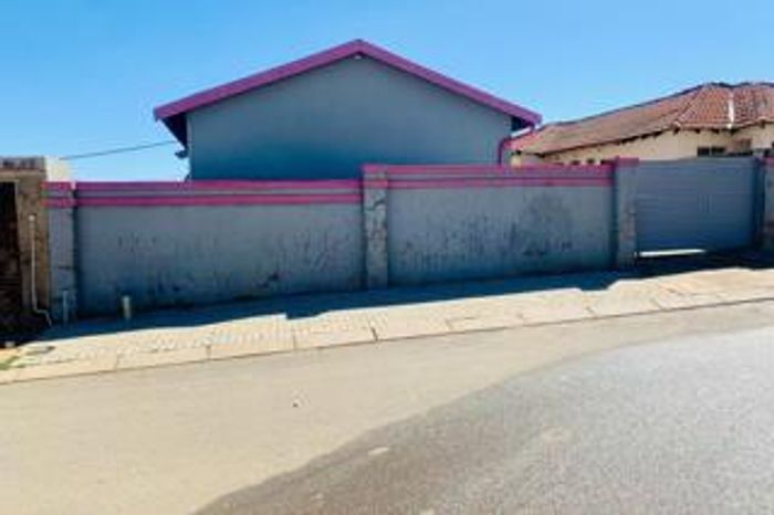 For Sale: House in Roodekop with 3 beds, double garage, and spacious yard.