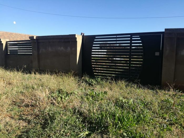 Vacant Residential Land for Sale in Rothdene: 496m², walled, water and electricity available.