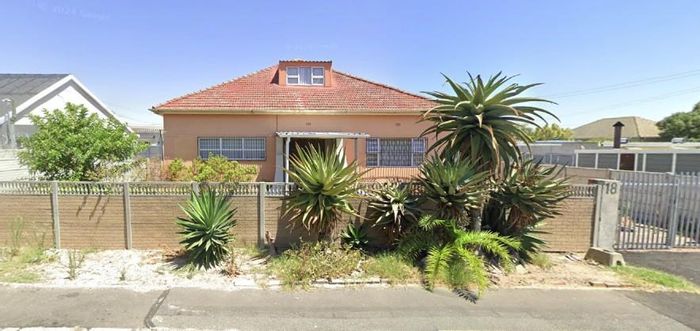 Klipkop House For Sale: 13 bedrooms, multiple flats, ideal for rental income.