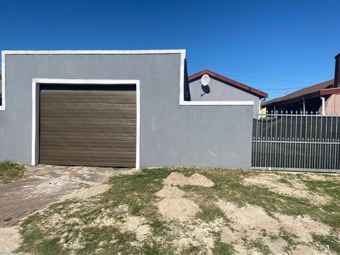 Highbury House For Sale: Three bedrooms, en-suite, braai area, secure parking.