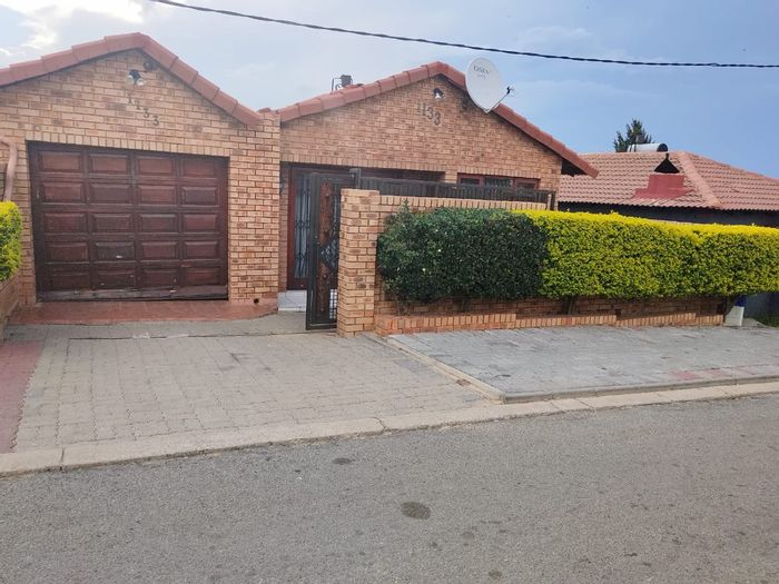 For Sale: Spacious 4-Bedroom House in Klipfontein View with Garage and Security Features.