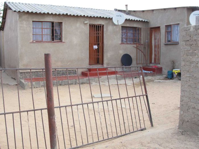 For Sale: 2-bedroom House in Tembisa Central with income-generating outside rooms.