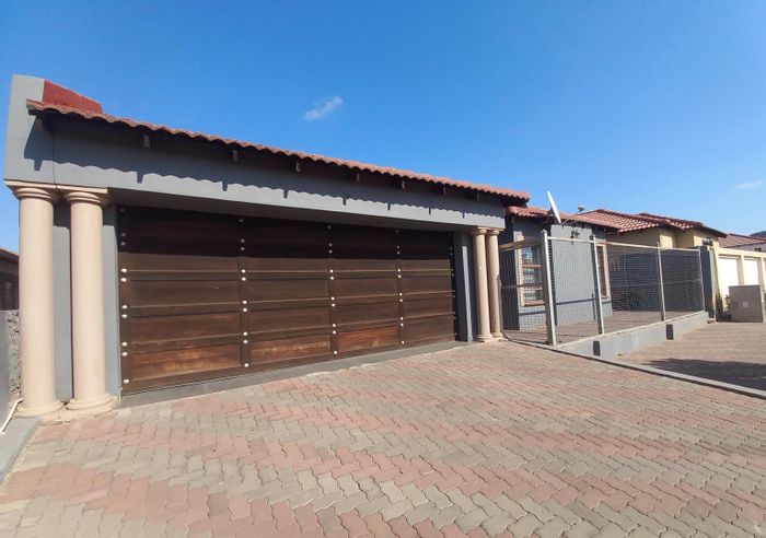 House for Sale in Elandspoort: 3 bedrooms, open-plan living, double garage, prepaid electricity.