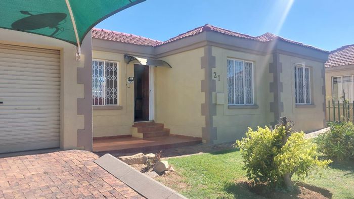 Elandspark Townhouse To Rent: 2-bed, garden, open-plan living, convenient location.