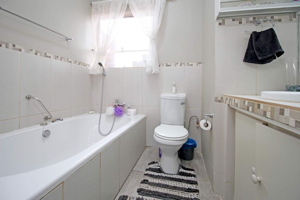 ENSUITE BATHROOM IN MAIN BEDOOM