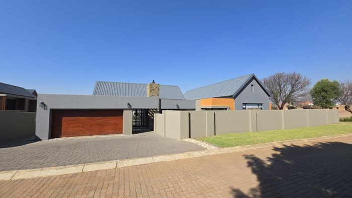Leloko House For Sale: 4 bedrooms, splash pool, braai area, landscaped garden.